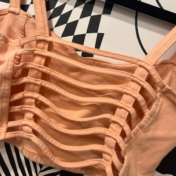 🍑Peekaboo-Back Crop Top🍑 - Picture 5 of 5